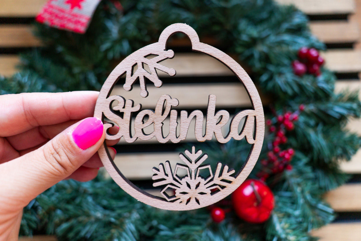 Dřevěná vánoční baňka se jménem nebo nápisem