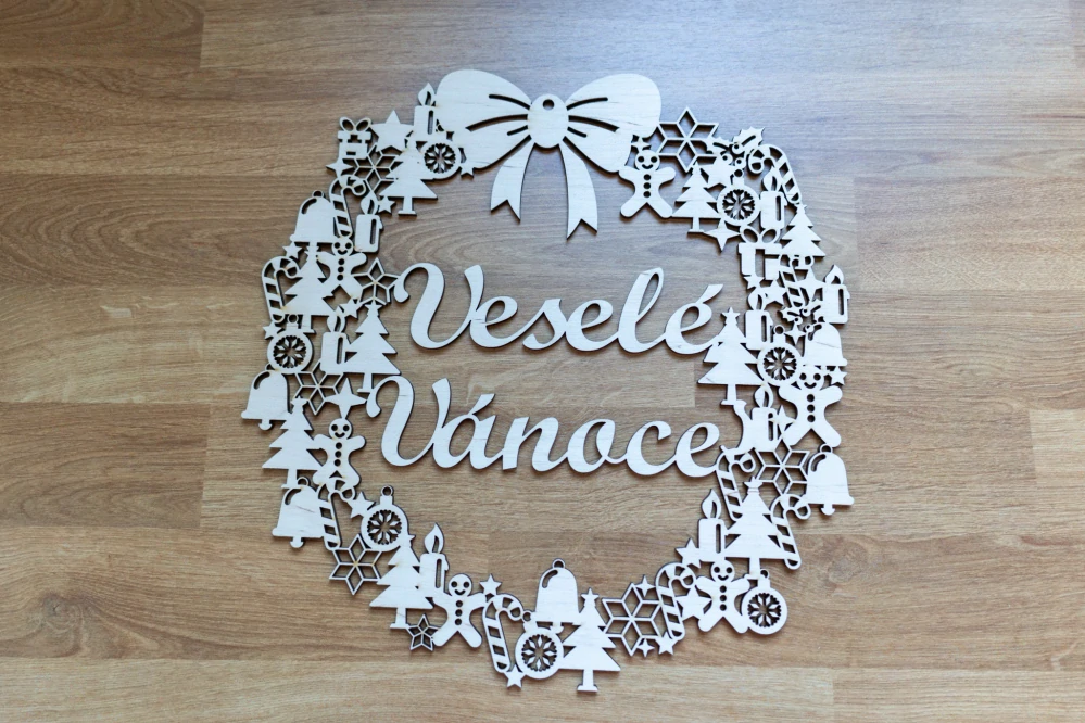 Dřevěný vánoční věnec s nápisem "Veselé Vánoce"