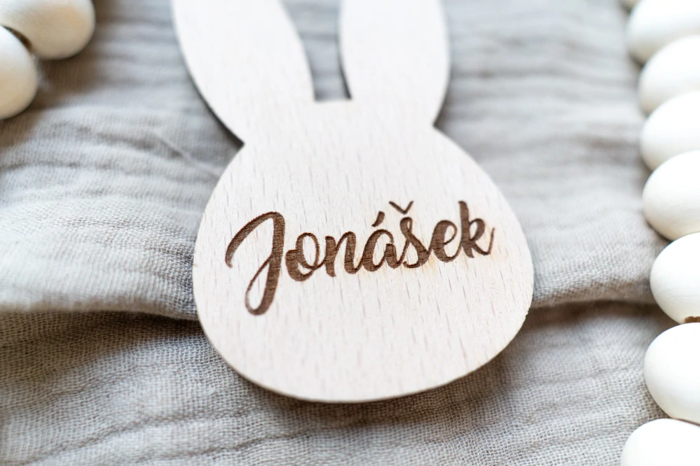 Dřevěná velikonoční visačka se jménem – zajíček