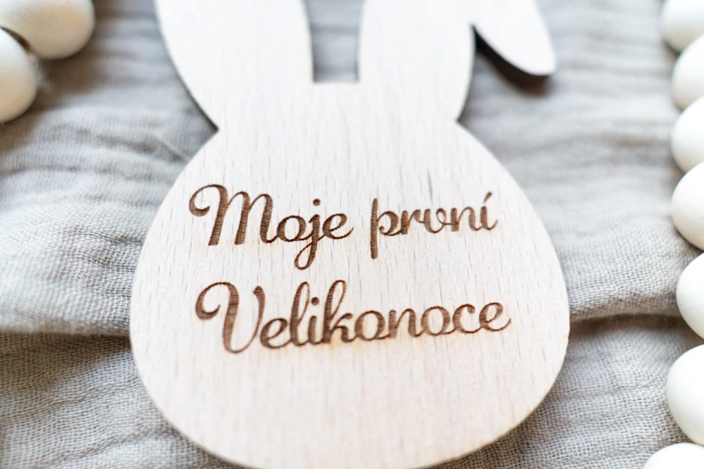 Dřevěná milníková dekorace ve tvaru zajíčka