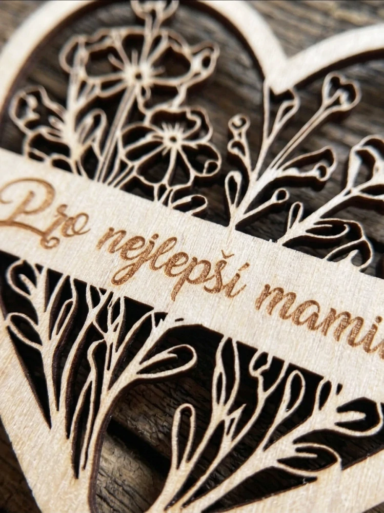 Dřevěný magnet Srdce s květinami