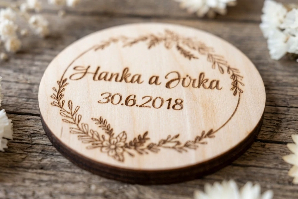 Dřevěná svatební magnetka "Květinový kruh"