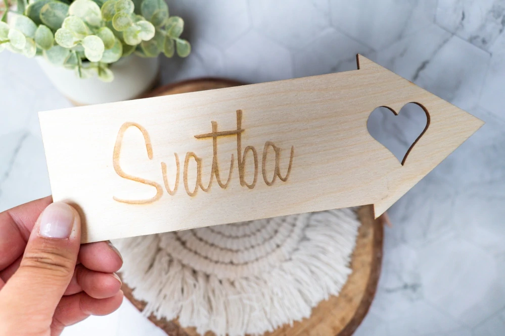 Dřevěná šipka "Svatba" s vyřezaným srdcem