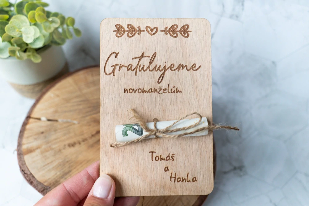 Dřevěné přání s peněžním darem "Gratulujeme novomanželům"