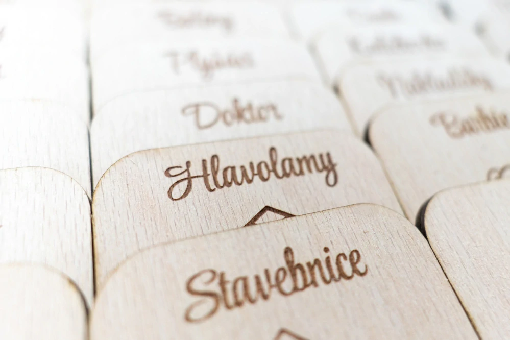 Dřevěné štítky na boxy na hračky