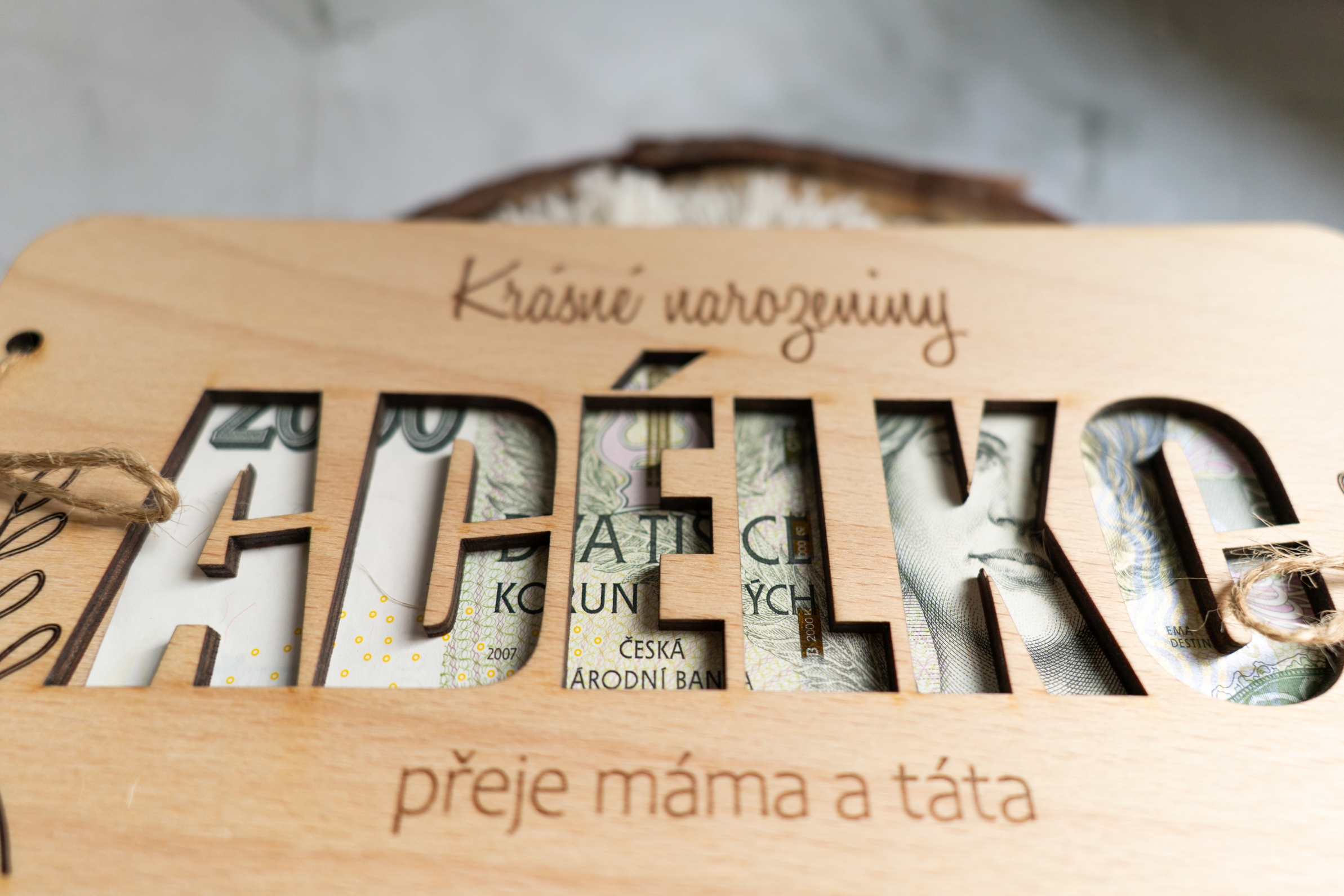 Dřevěná obálka se jménem