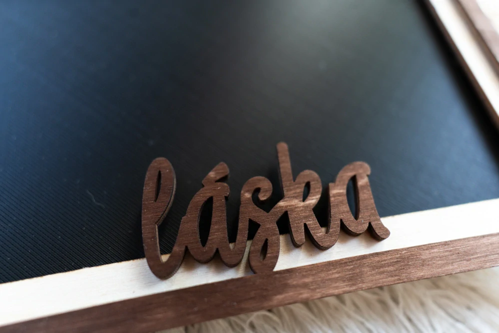 Dřevěný fotorámeček s nápisem „Láska“