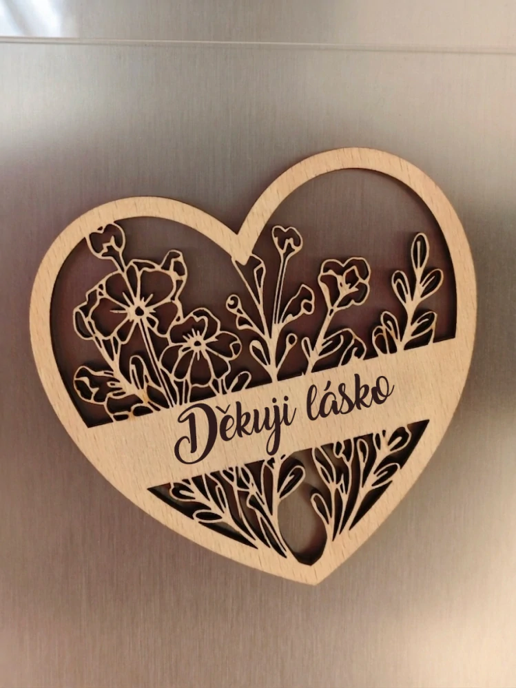 Dřevěný magnet Srdce s květinami
