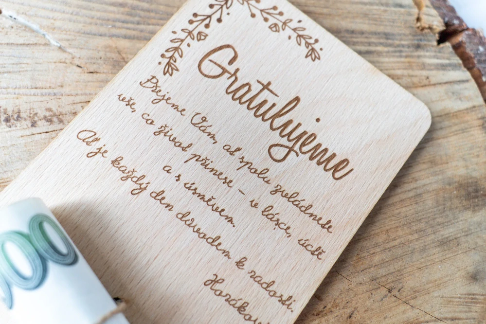 Dřevěné přání s peněžním darem "Gratulujeme"