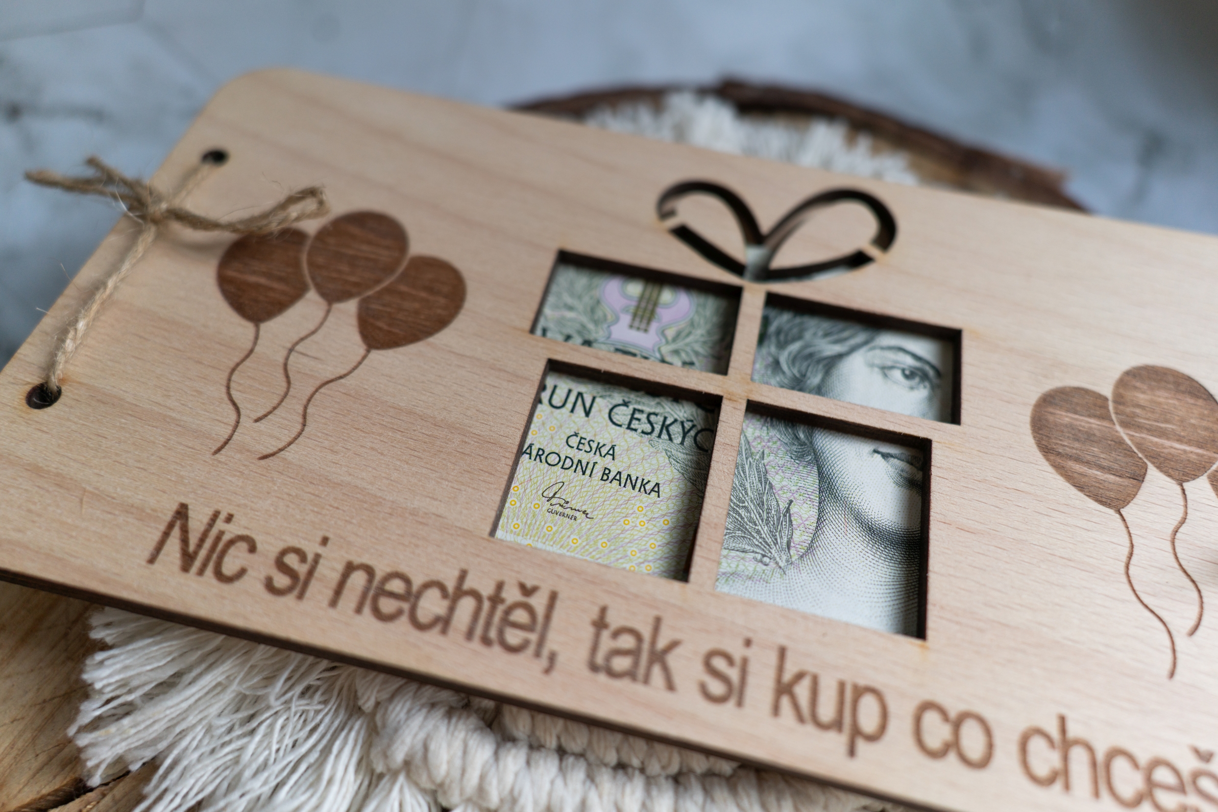 Originální dřevěné přání s motivem dárku