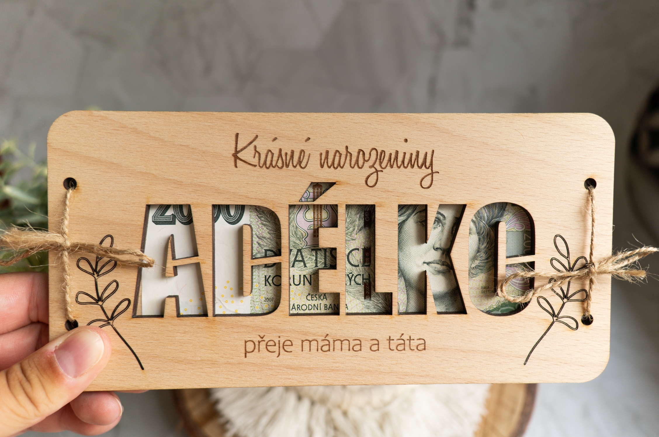 Dřevěná obálka se jménem