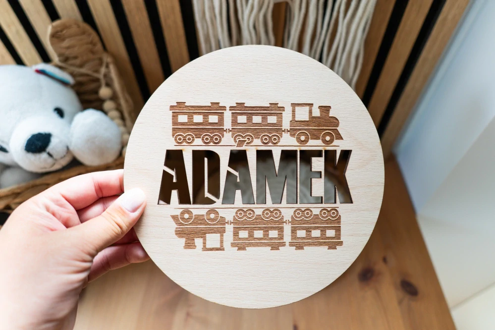 Dřevěný kruh s vláčky a se jménem