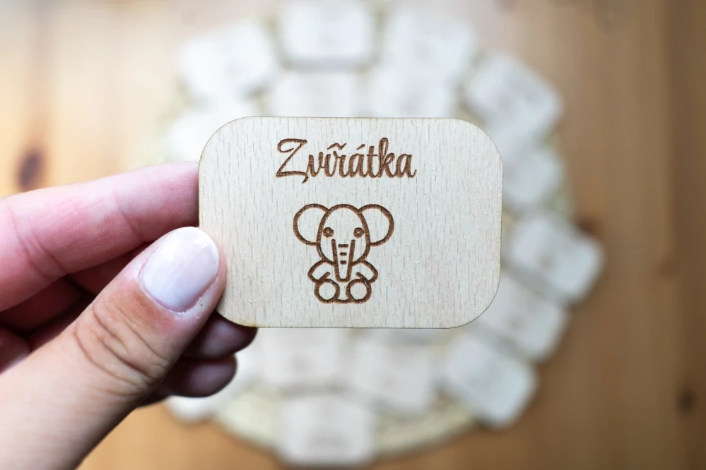 Dřevěné štítky na boxy na hračky