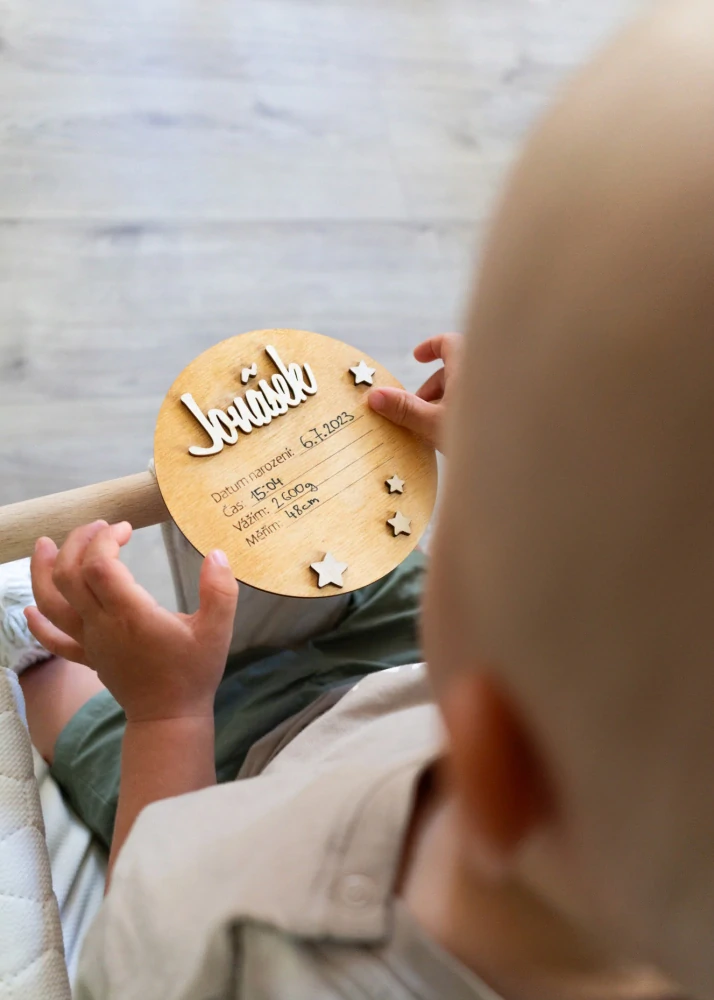 Dřevěná kartička k narození miminka - hvězdy 