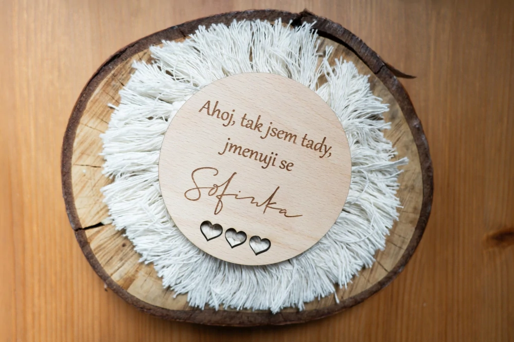 Personalizovaná dekorace "Ahoj, tak jsem tady s ♥"