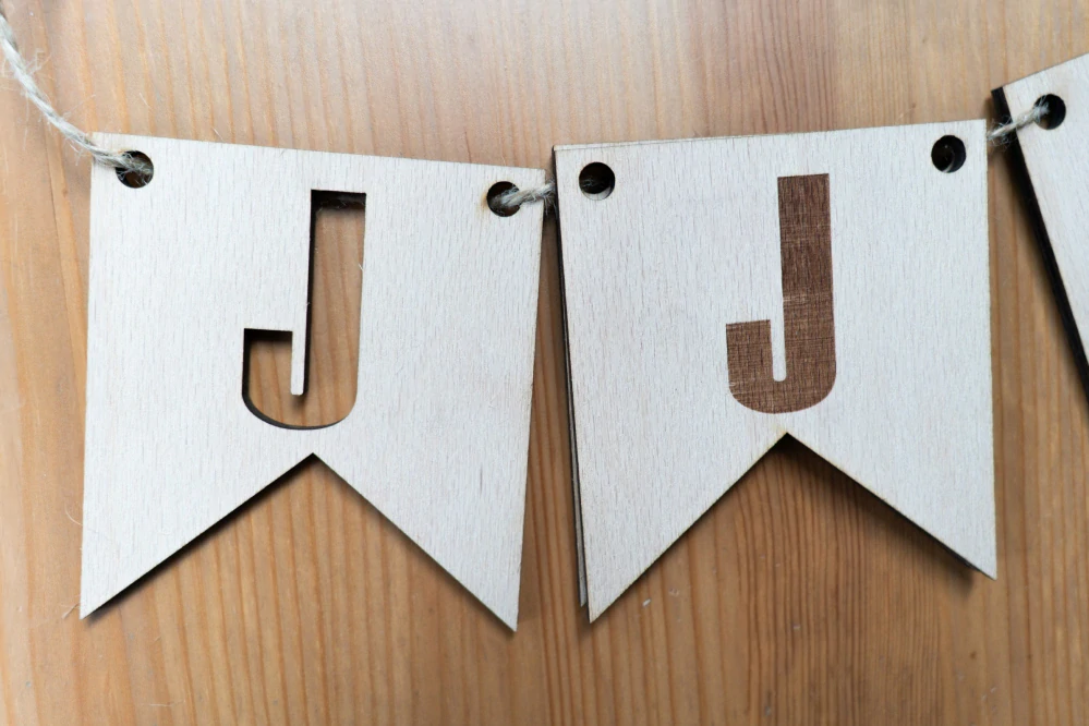 Dřevěná personalizovaná girlanda s písmeny, dva cípy