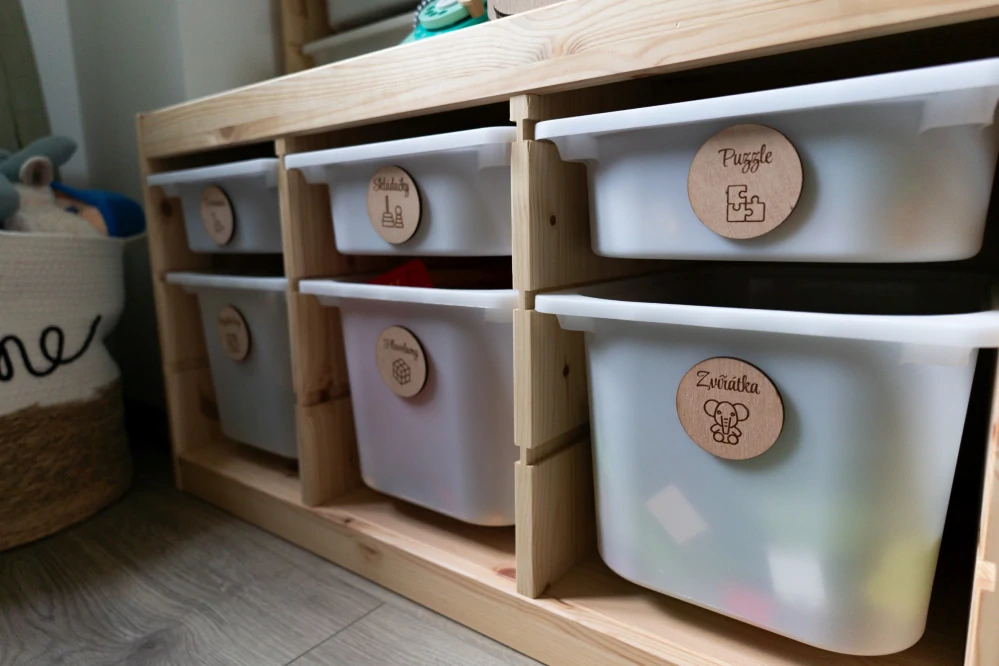 Dřevěné kulaté štítky na úložné boxy 