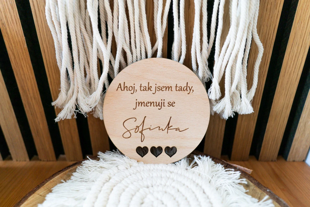 Personalizovaná dekorace "Ahoj, tak jsem tady s ♥"