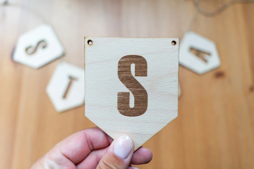 Dřevěná personalizovaná girlanda s jedním cípem
