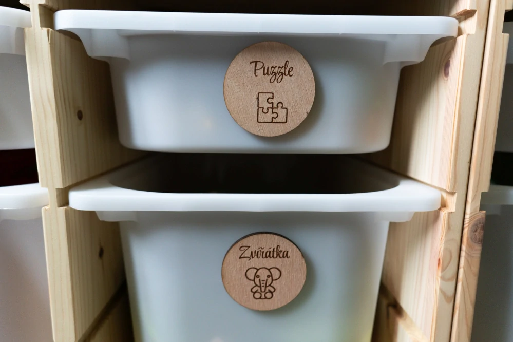 Dřevěné kulaté štítky na úložné boxy 