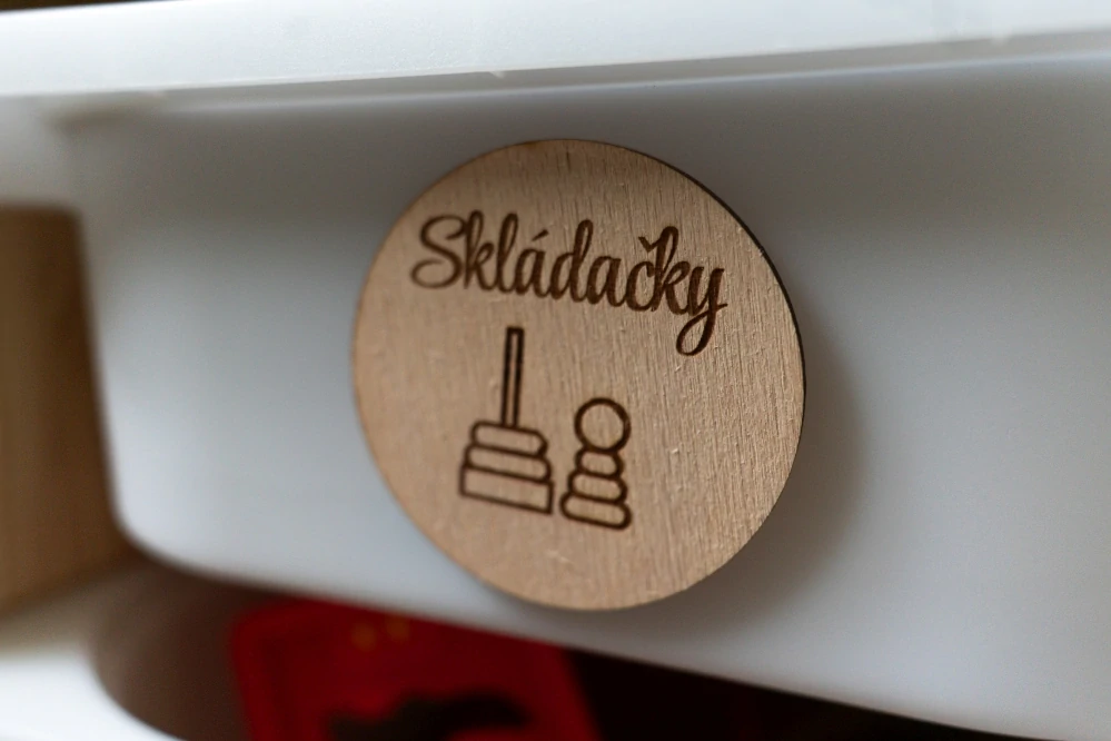 Dřevěné kulaté štítky na úložné boxy 