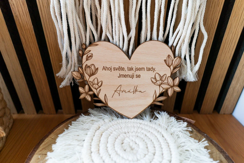 Personalizovaná dekorace "Ahoj světe, tak jsem tady" (Srdce)