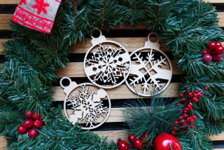 Vánoční ozdoby ve tvaru sněhových vloček