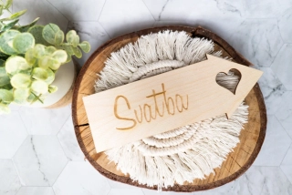Dřevěná šipka "Svatba" s vyřezaným srdcem